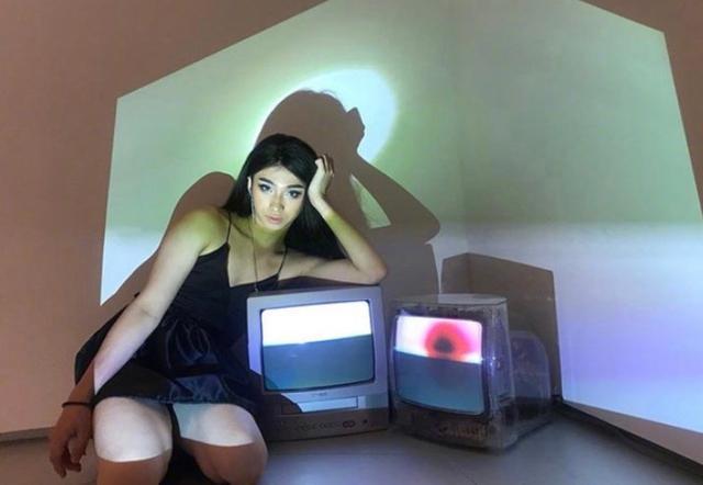 伊能静|伊能静儿子再晒女装图，粉嫩纱裙搭配桃红系妆容，过分美艳引热议