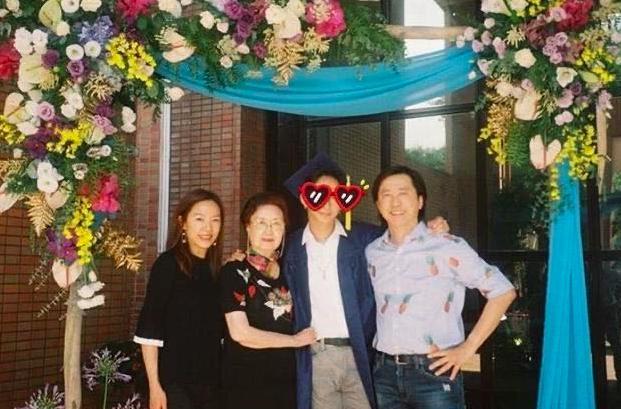 伊能静|伊能静儿子再晒女装图，粉嫩纱裙搭配桃红系妆容，过分美艳引热议