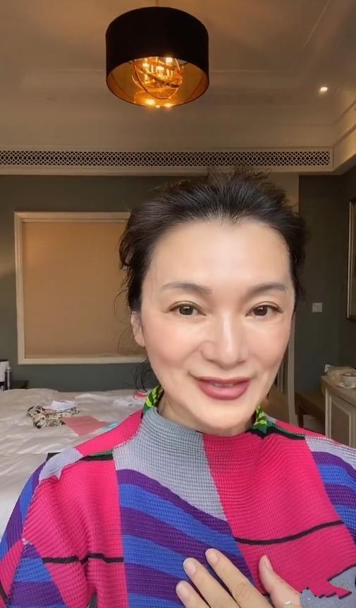 52岁金花婆婆罕露面苹果肌突出嘴唇肿网友直言整得吓人