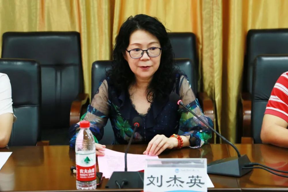 广西国际商务职业技术学院副院长刘杰英主持仪式随后,双方签订