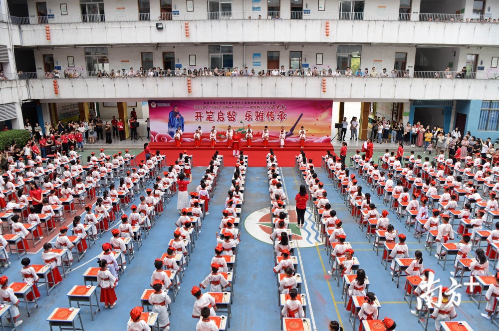 开笔礼|开笔启智 乐雅传承！看揭阳萌娃身穿汉服写“人”字