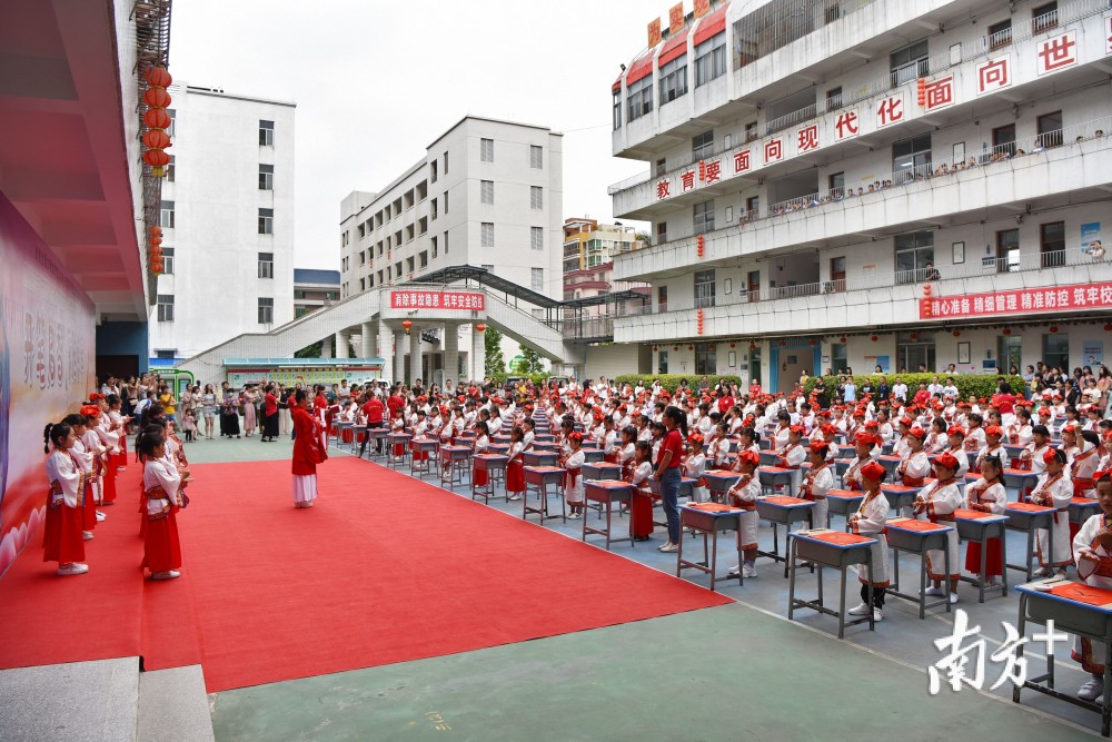 开笔礼|开笔启智 乐雅传承！看揭阳萌娃身穿汉服写“人”字