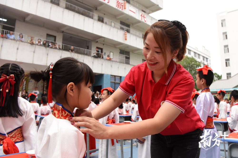 开笔礼|开笔启智 乐雅传承！看揭阳萌娃身穿汉服写“人”字