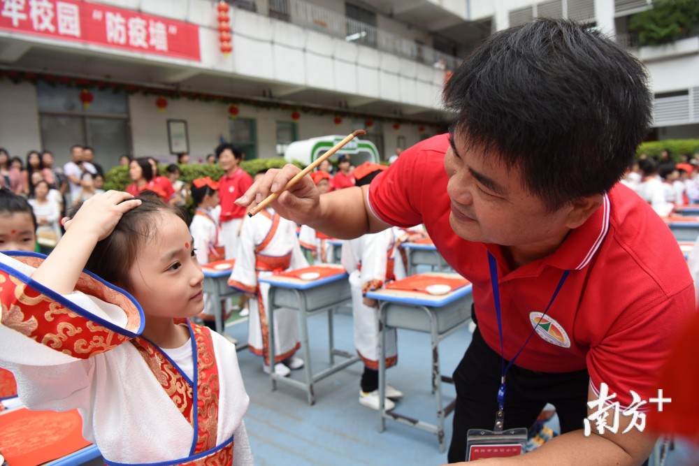 开笔礼|开笔启智 乐雅传承！看揭阳萌娃身穿汉服写“人”字