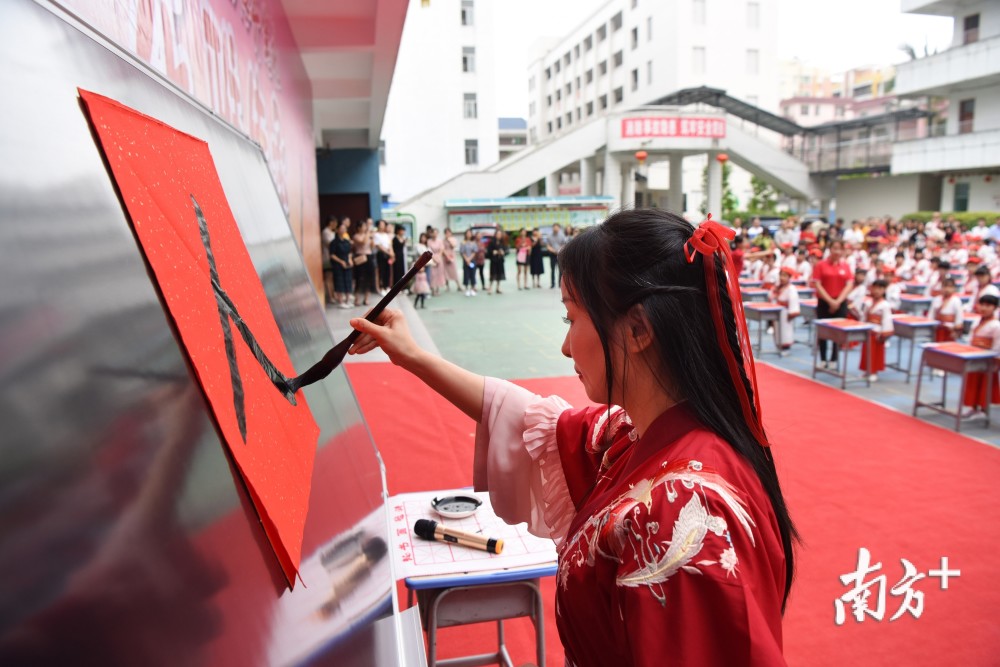 开笔礼|开笔启智 乐雅传承！看揭阳萌娃身穿汉服写“人”字
