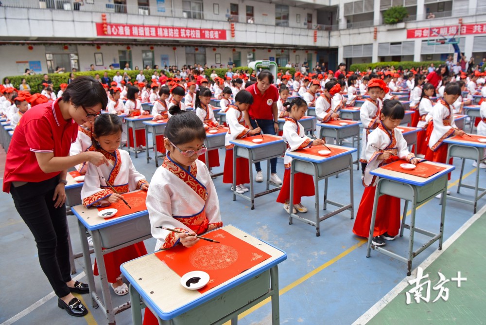 开笔礼|开笔启智 乐雅传承！看揭阳萌娃身穿汉服写“人”字