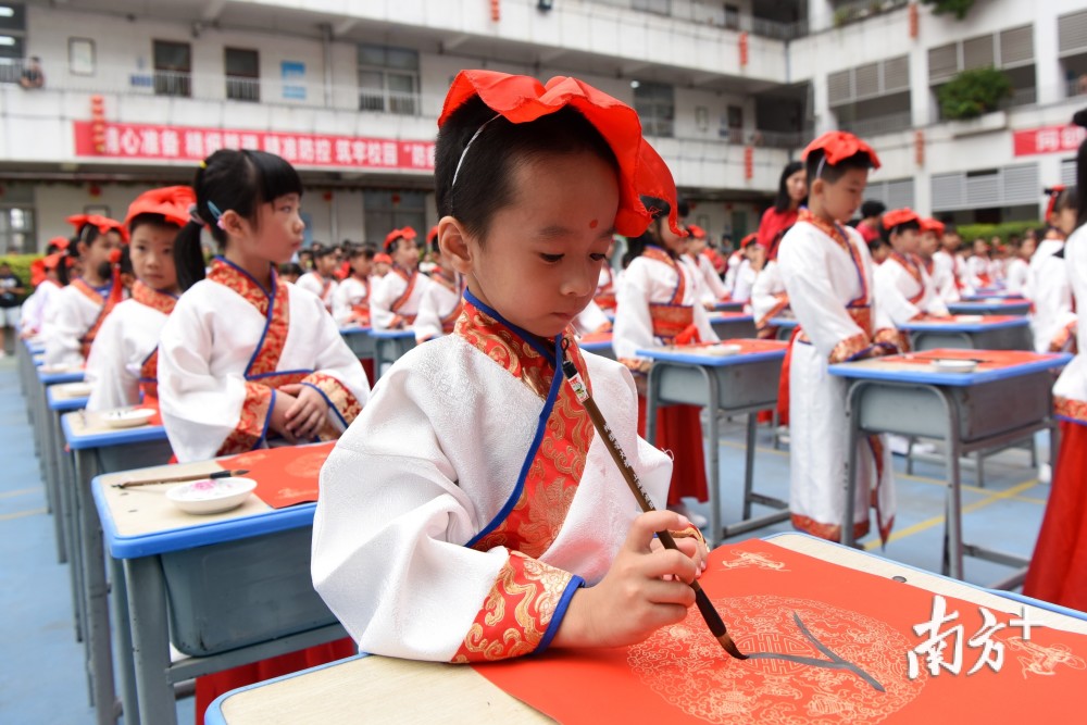 开笔礼|开笔启智 乐雅传承！看揭阳萌娃身穿汉服写“人”字