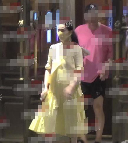 范冰冰|范冰冰现身机场，穿超短裙大翻车，腰腹粗壮膝盖太难看