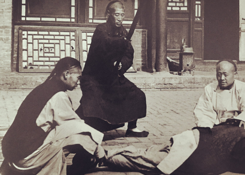 清末刑罚老照片各种刑罚五花八门图4的女犯人摇摇欲坠