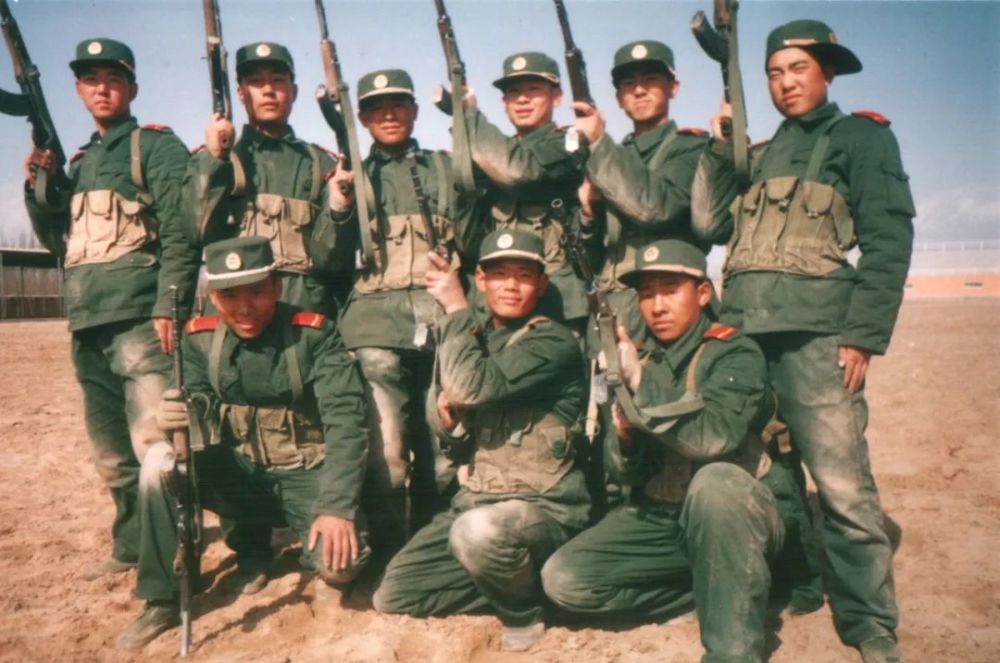 男子街头挥刀追砍女孩退役武警挺身而出