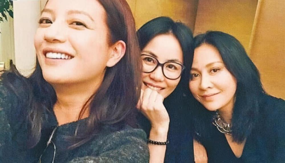 王菲|继赵薇之后，王菲也和小鲜肉同框被拍，但王菲光明正大多了