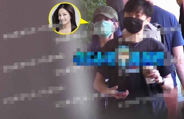 王菲|继赵薇之后，王菲也和小鲜肉同框被拍，但王菲光明正大多了