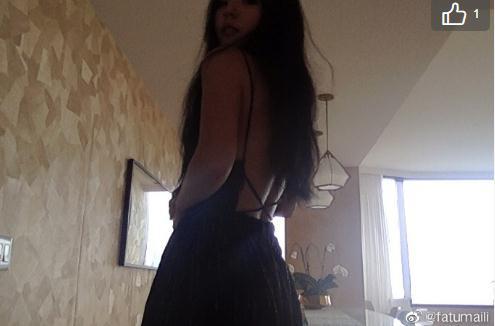 法图麦|李咏18岁女儿晒性感照，深v领露脐装成熟妩媚，哈文转发力挺女儿