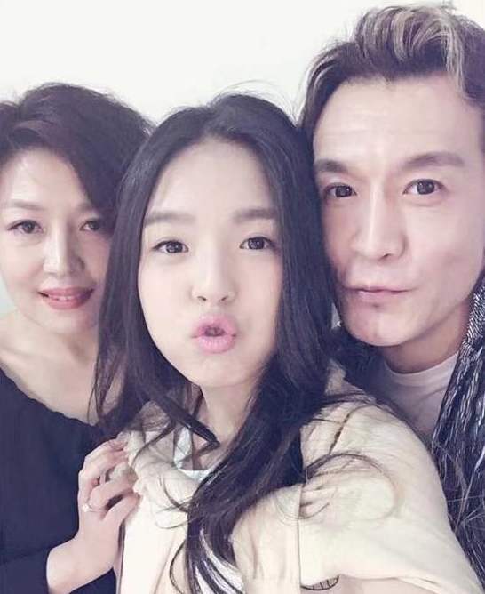 法图麦|李咏18岁女儿晒性感照，深v领露脐装成熟妩媚，哈文转发力挺女儿