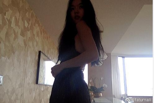 法图麦|李咏18岁女儿晒性感照，深v领露脐装成熟妩媚，哈文转发力挺女儿