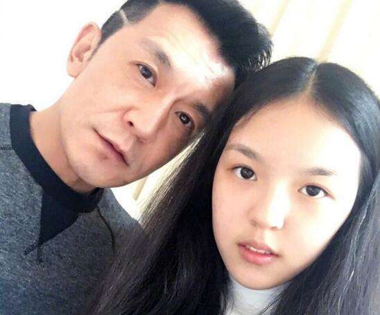 法图麦|李咏18岁女儿晒性感照，深v领露脐装成熟妩媚，哈文转发力挺女儿