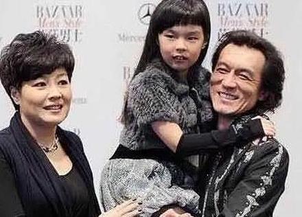 法图麦|李咏18岁女儿晒性感照，深v领露脐装成熟妩媚，哈文转发力挺女儿