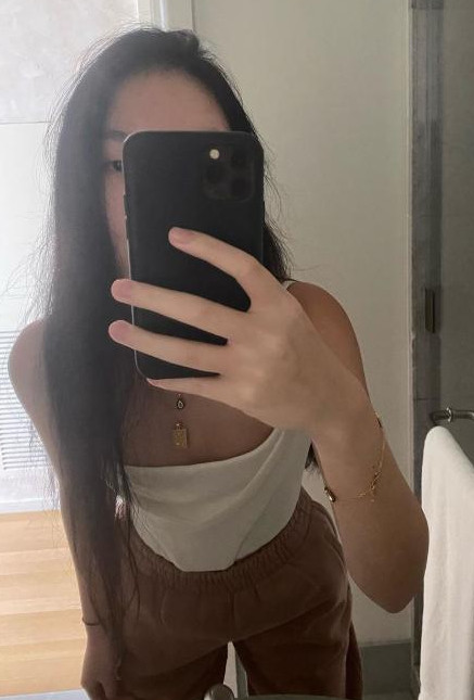 法图麦|李咏18岁女儿晒性感照，深v领露脐装成熟妩媚，哈文转发力挺女儿