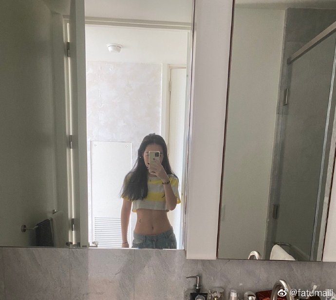 法图麦|李咏18岁女儿晒性感照，深v领露脐装成熟妩媚，哈文转发力挺女儿