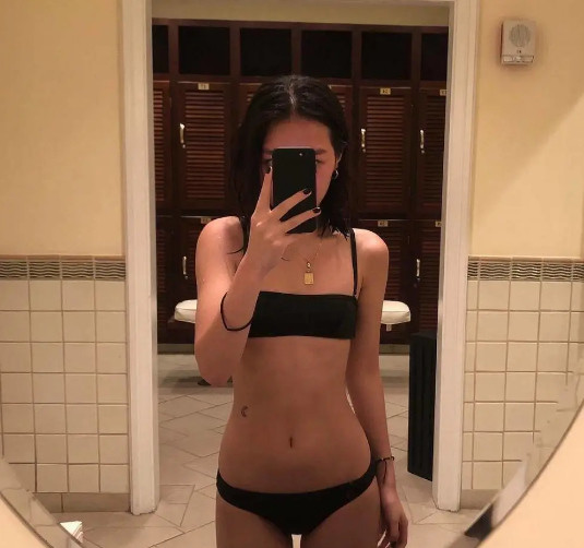 法图麦|李咏18岁女儿晒性感照，深v领露脐装成熟妩媚，哈文转发力挺女儿