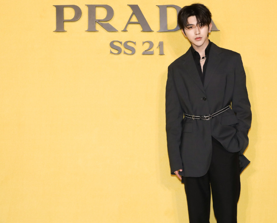 蔡徐坤|蔡徐坤郑爽欧豪参加活动，镜头扫过三人同框，已脑补出一场豪门大戏