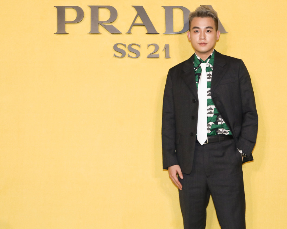 蔡徐坤|蔡徐坤郑爽欧豪参加活动，镜头扫过三人同框，已脑补出一场豪门大戏