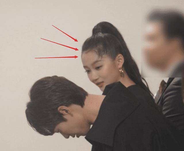 关晓彤|“人间腿精”关晓彤生图曝光，颜值状态超能打，发际线惹热议