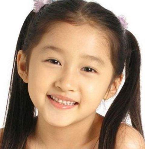 关晓彤|“人间腿精”关晓彤生图曝光，颜值状态超能打，发际线惹热议