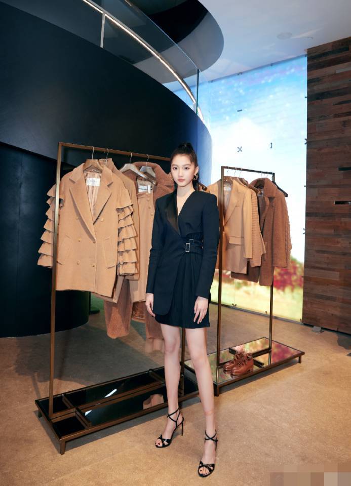 关晓彤|“人间腿精”关晓彤生图曝光，颜值状态超能打，发际线惹热议