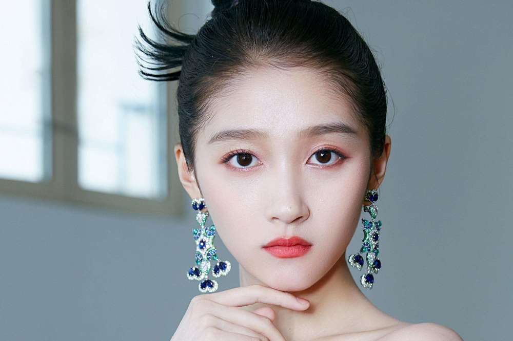 关晓彤|“人间腿精”关晓彤生图曝光，颜值状态超能打，发际线惹热议