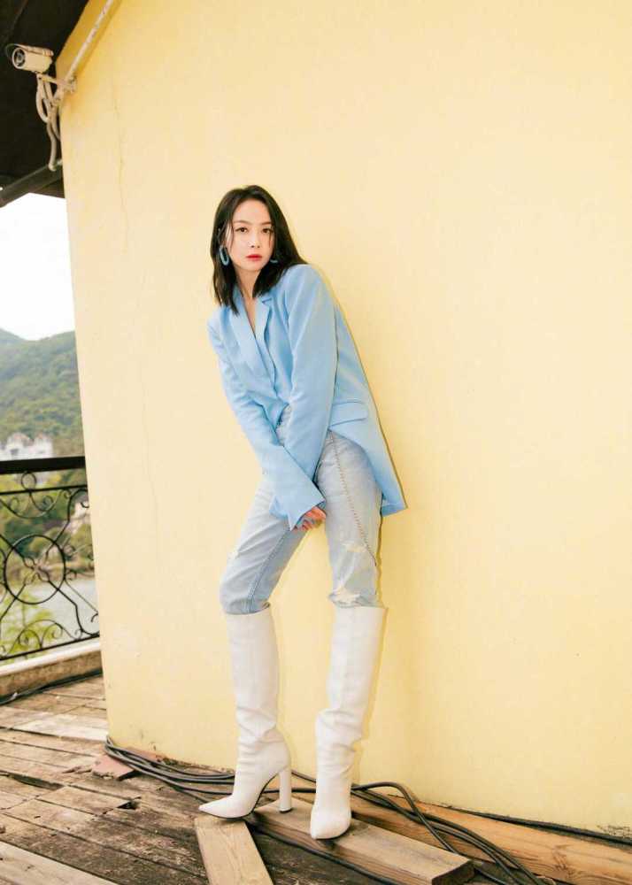 咏梅身材好气质也好,穿红色t恤配牛仔裤好年轻,一双长腿很吸睛_腾讯