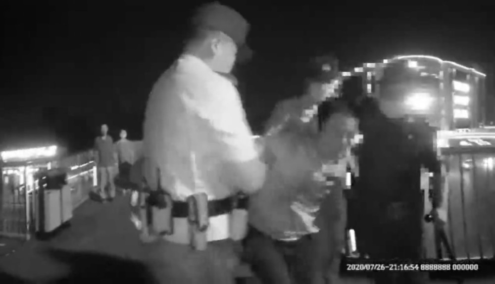 人民警察|这仨人醉酒后袭警、辱警，都被拘了