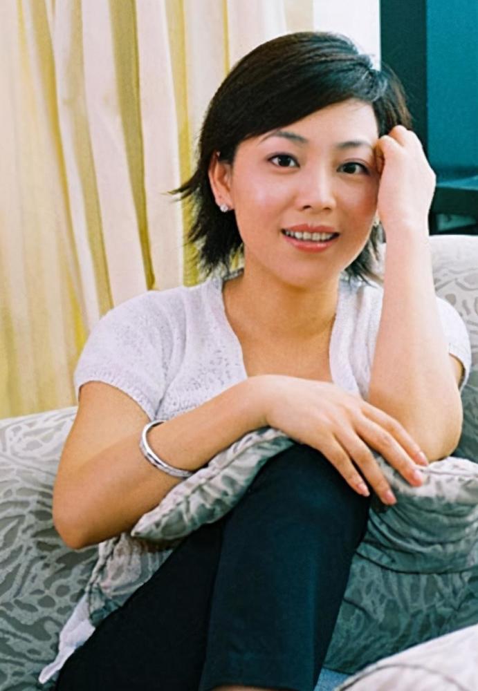 央视才女劳春燕丈夫是复旦博士今48岁仍如少女