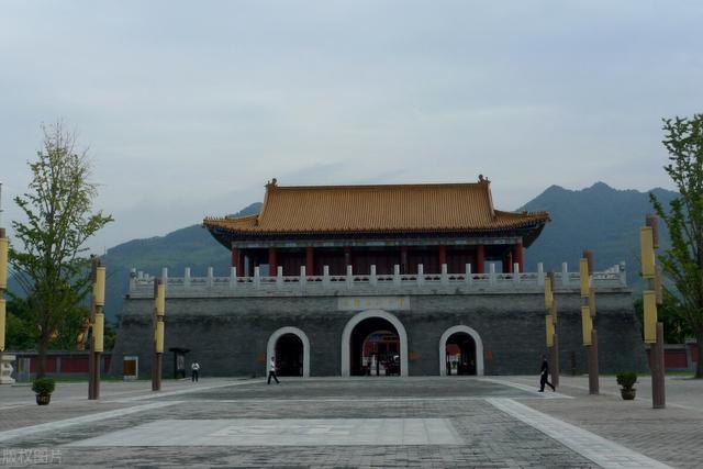 管庆江|峦林幽谷恋云松，滴水壶崖沁雪容