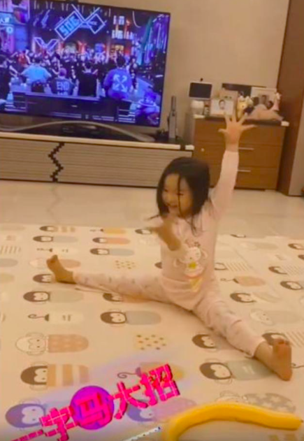 董璇|小酒窝母女生活欢快，董璇晚上看街舞综艺，高云翔女儿还亲自表演