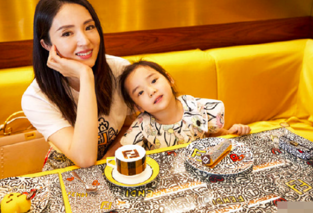 董璇|小酒窝母女生活欢快，董璇晚上看街舞综艺，高云翔女儿还亲自表演