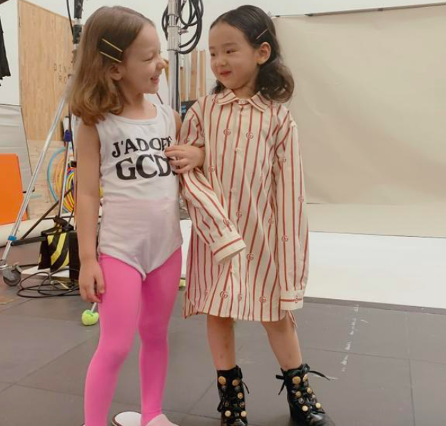 董璇|小酒窝母女生活欢快，董璇晚上看街舞综艺，高云翔女儿还亲自表演