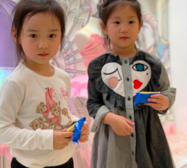 董璇|小酒窝母女生活欢快，董璇晚上看街舞综艺，高云翔女儿还亲自表演