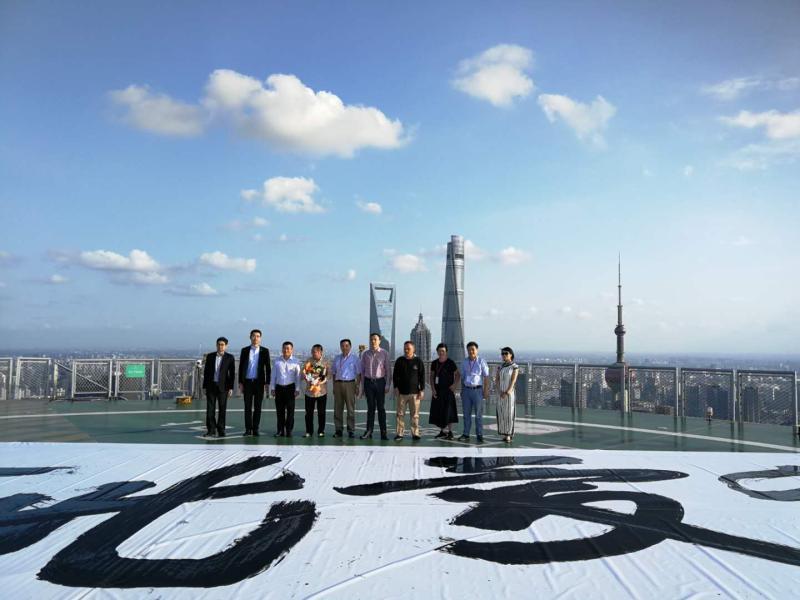 毛笔|浦西第一高度创纪录：18厘米粗的毛笔，停机坪写下百个巨字，最大单字30