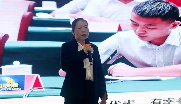 颜新艳:影片中让我记忆最深刻最感动的是董秀云同志