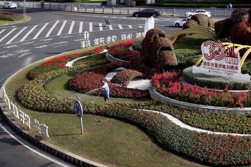 花坛绿油油国旗红艳艳双节将近申城街头氛围浓