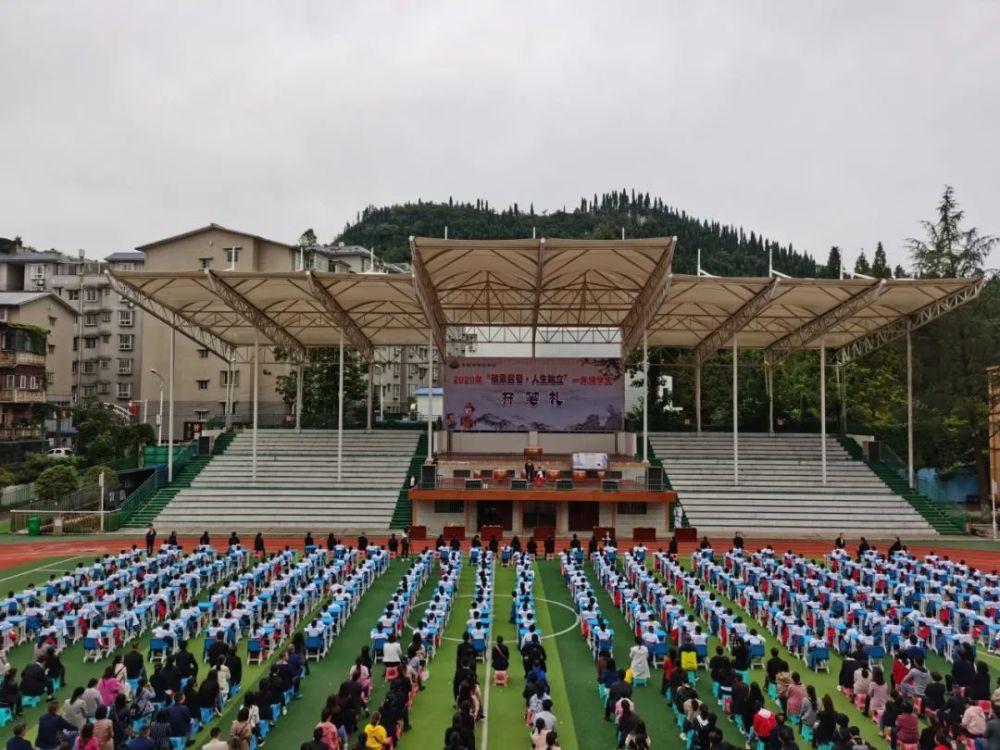 迎来了他们人生中重要的时刻安顺市实验学校一年级的同学们今天一个有