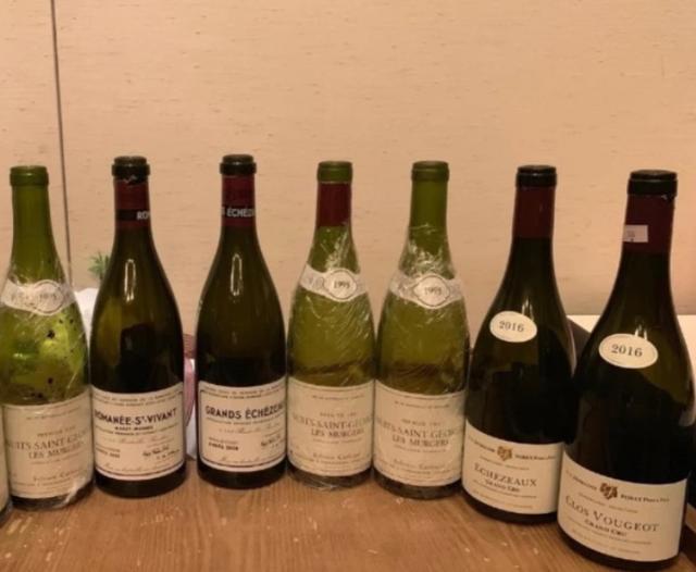 王菲|王菲和男性友人唱k，桌上无酒放满矿泉水，曾带14岁女儿喝酒染发