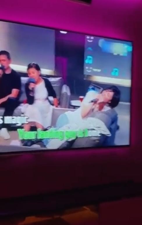 王菲|王菲和男性友人唱k，桌上无酒放满矿泉水，曾带14岁女儿喝酒染发