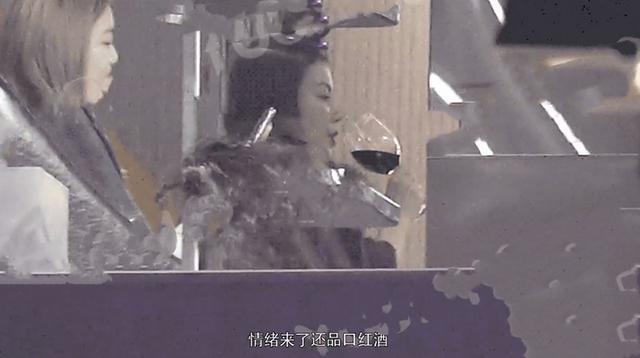 王菲|王菲和男性友人唱k，桌上无酒放满矿泉水，曾带14岁女儿喝酒染发