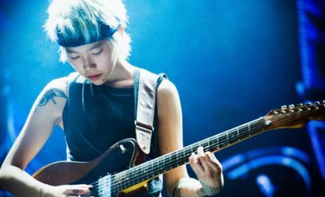 王菲|王菲和男性友人唱k，桌上无酒放满矿泉水，曾带14岁女儿喝酒染发