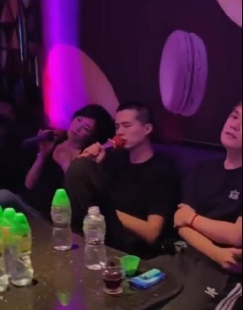 王菲|王菲和男性友人唱k，桌上无酒放满矿泉水，曾带14岁女儿喝酒染发