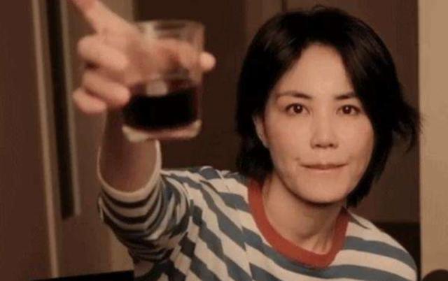 王菲|王菲和男性友人唱k，桌上无酒放满矿泉水，曾带14岁女儿喝酒染发
