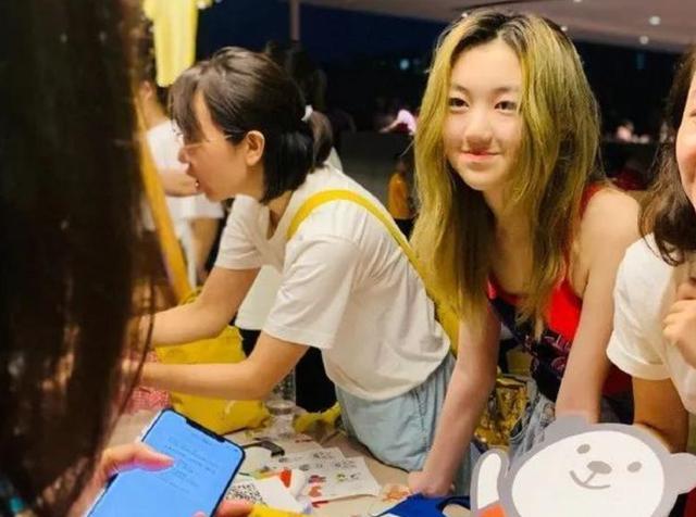 王菲|王菲和男性友人唱k，桌上无酒放满矿泉水，曾带14岁女儿喝酒染发