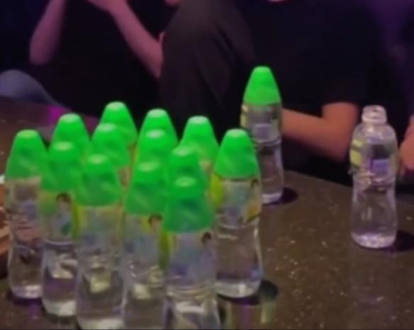 王菲|王菲和男性友人唱k，桌上无酒放满矿泉水，曾带14岁女儿喝酒染发